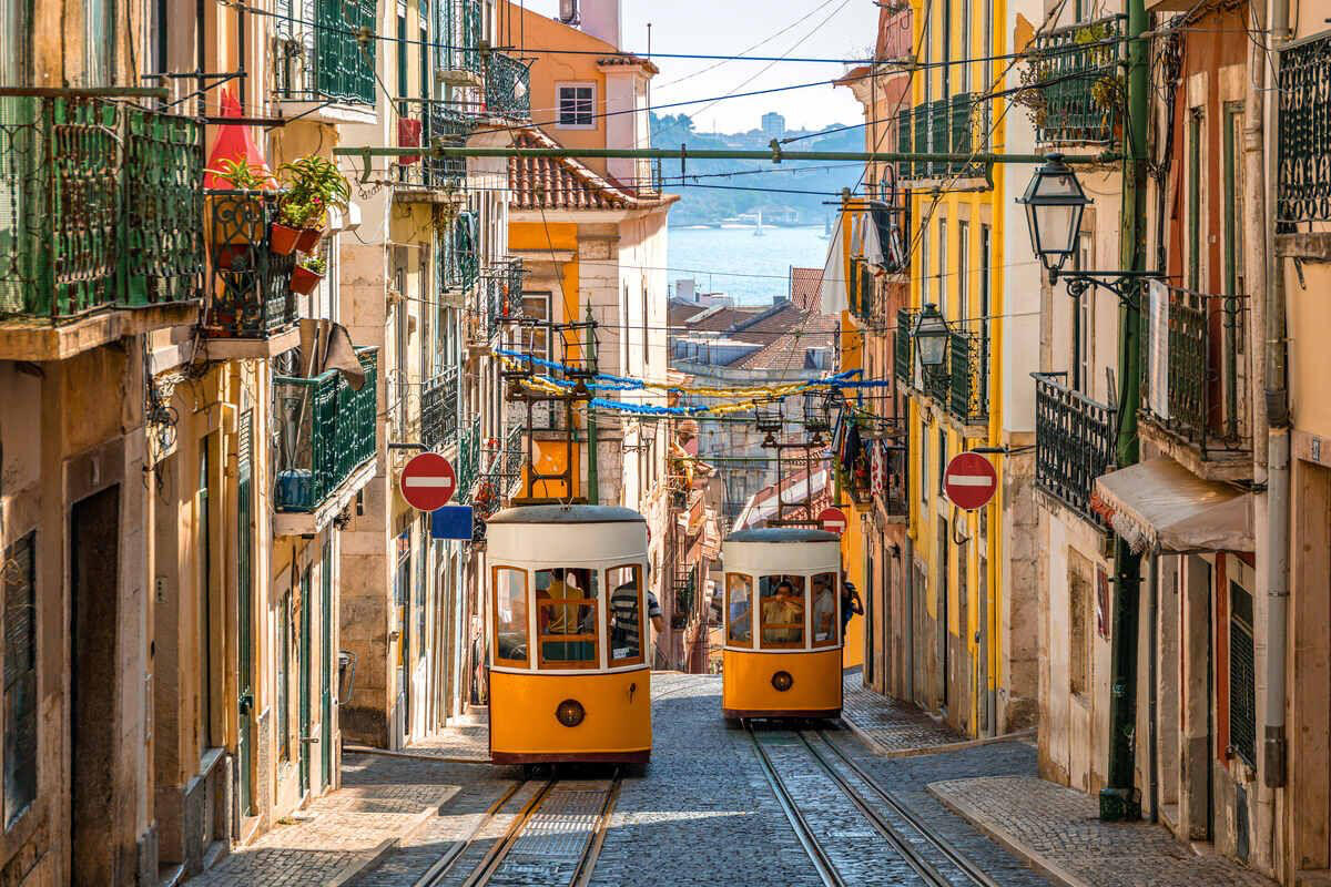 lisbon yellow train arrival