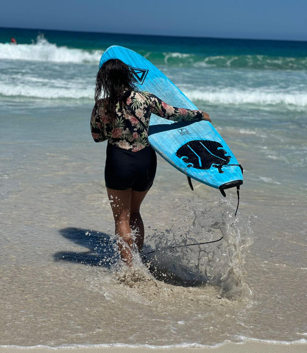 beginner surfer in peniche baleal